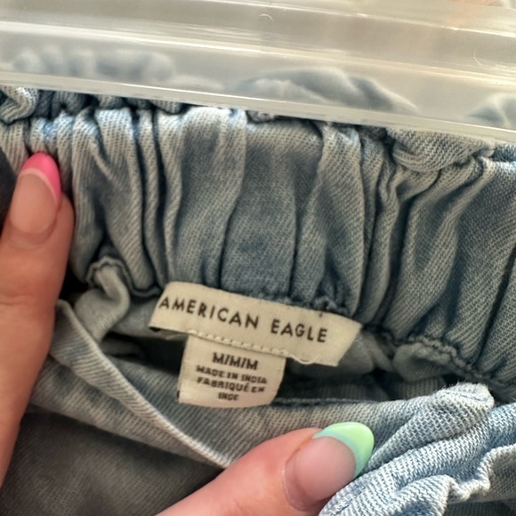 Women’s American Eagle baggy jeans with button detail and bow! - Picture 2 of 3